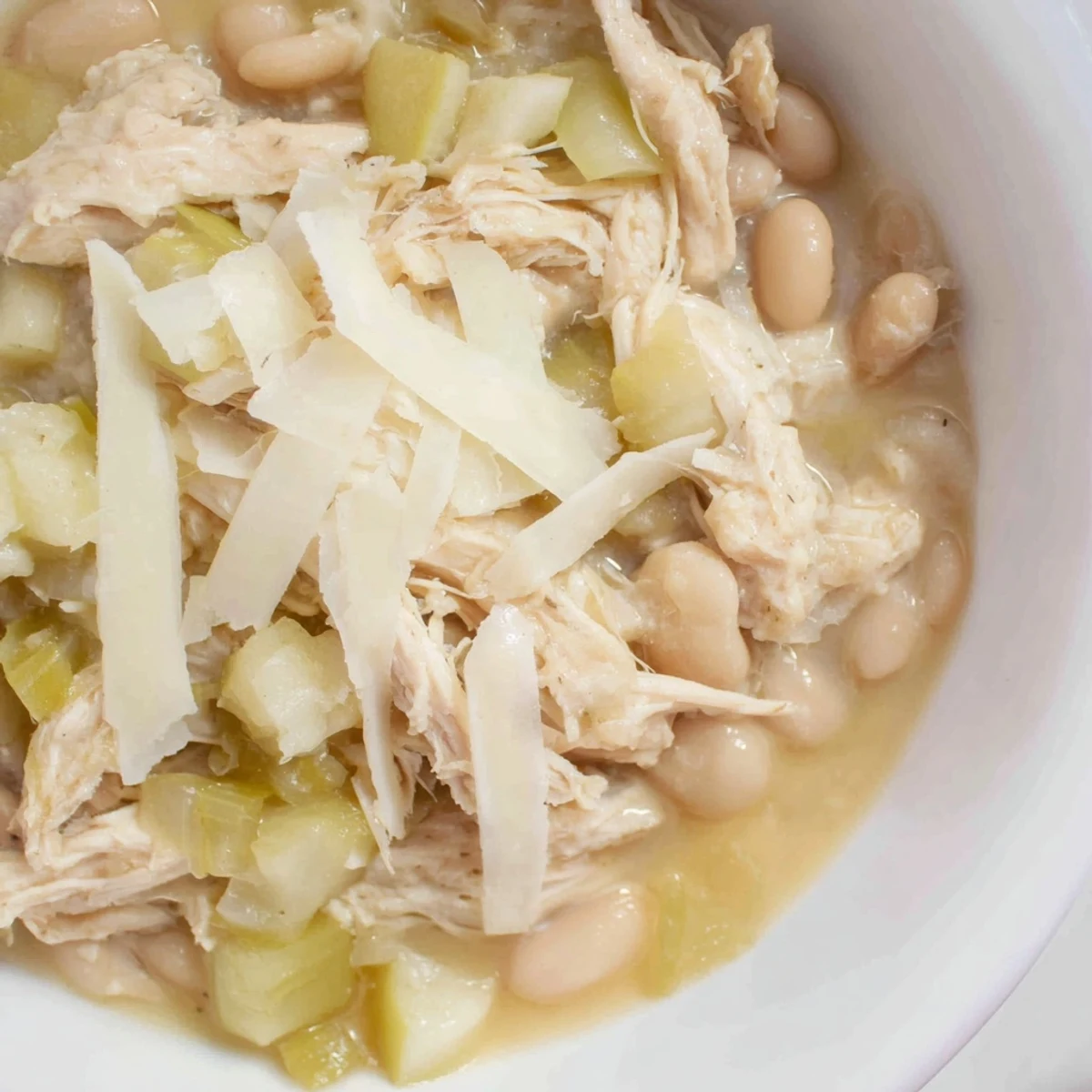 Creamy 35-Minute White Cheddar Apple Chicken Chili topped with fresh apple slices, ready to serve and enjoy.