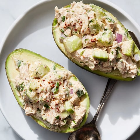 Creamy Avocado Tuna Salad Boats, filled with flaky tuna and vibrant veggies, ready to enjoy.