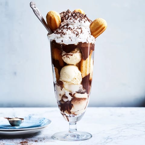 Refreshing Tiramisu Float recipe with vanilla ice cream and espresso-soaked ladyfingers, ready to eat.